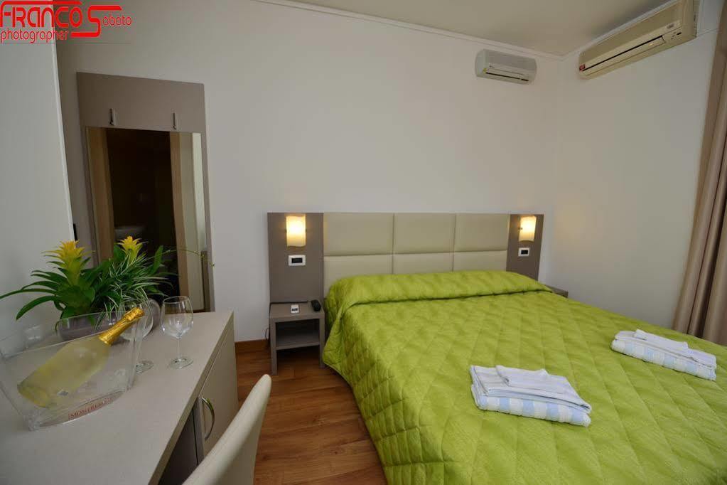 Hotel Bella Peschiera Peschiera del Garda Bagian luar foto