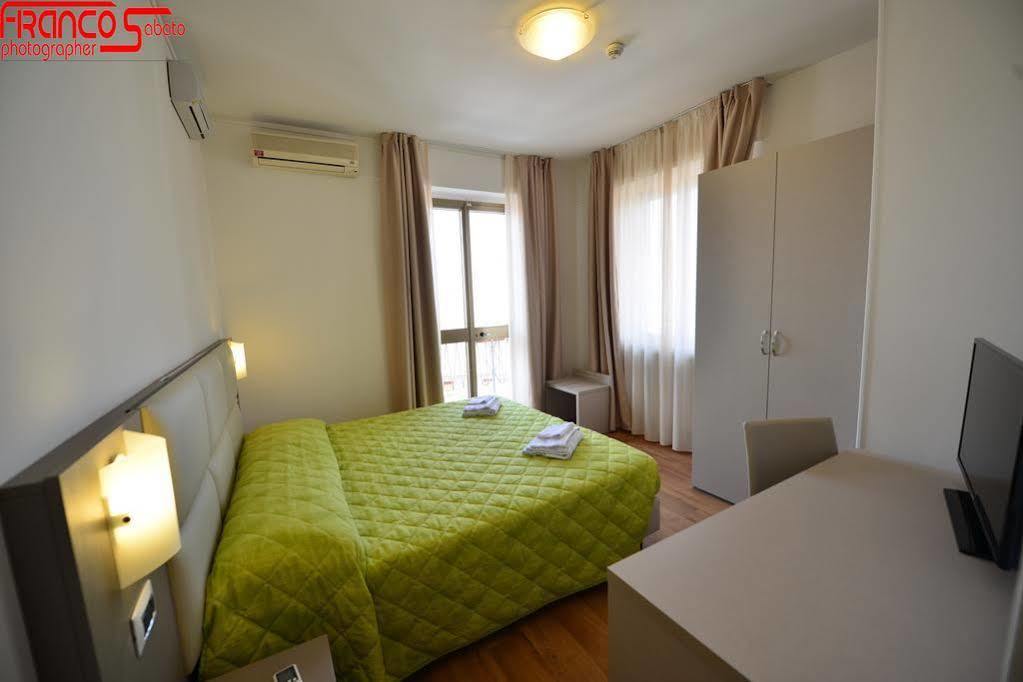 Hotel Bella Peschiera Peschiera del Garda Bagian luar foto
